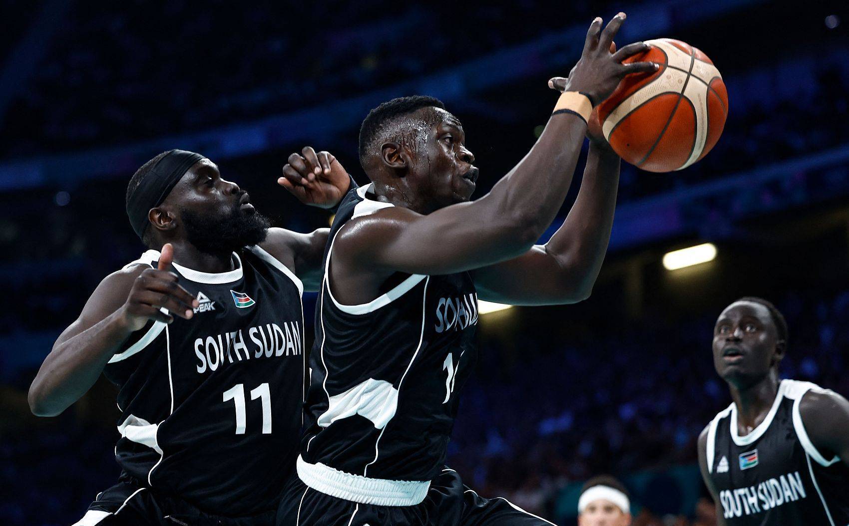 字母哥意外战胜塞尔维亚队，爆冷引爆全场！