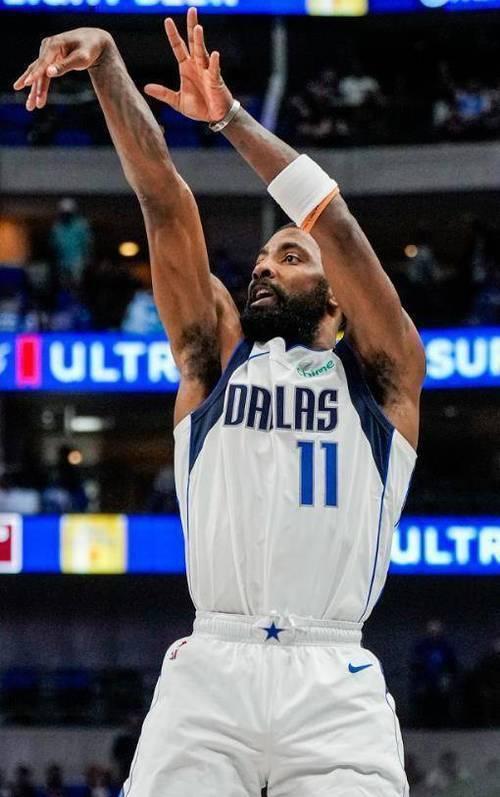 大比分获胜引发热议！，浓眉哥在独行侠比赛中重要助攻气势如虹延续