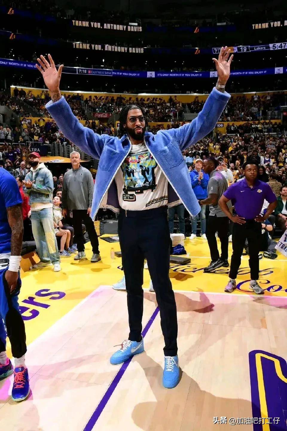 大比分获胜引发热议！，浓眉哥在独行侠比赛中重要助攻气势如虹延续