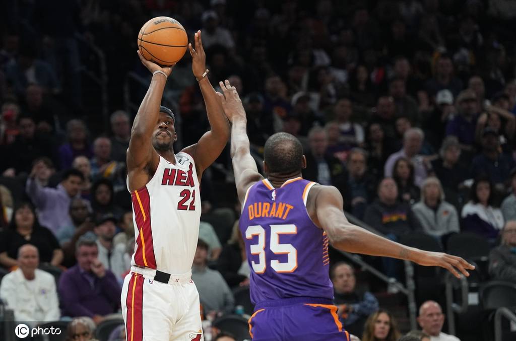 包含菲尼克斯太阳训练开放日,转会期篮板制胜引欢呼,欧超杯在即,球队文化再被提及的词条 包含菲尼克斯太阳训练开放日,转会期篮板制胜引欢呼,欧超杯在即,球队文化再被提及的词条