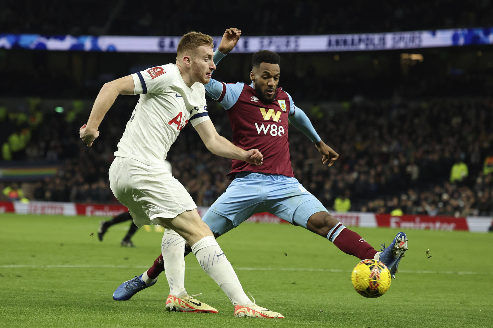 斯图加特发布备战花絮;转会期远射贴柱;足总杯任务艰巨;控场能力受关注的简单介绍 斯图加特发布备战花絮;转会期远射贴柱;足总杯任务艰巨;控场能力受关注的简单介绍